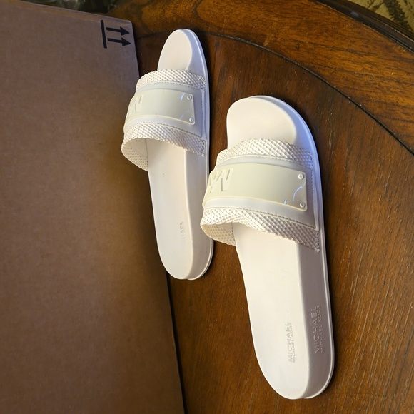 Michael Kors White Slides - Picture 2 of 4